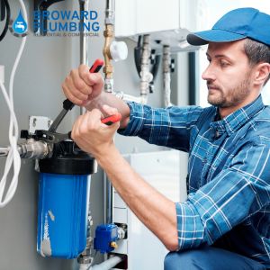 Emergency plumber working in Fort Lauderdale